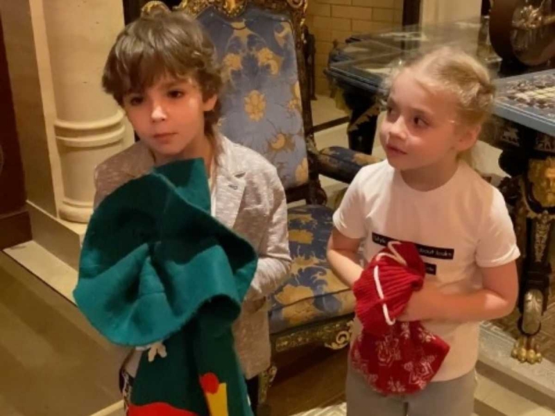 «Мы славим Господа душой»: дети Пугачевой и Галкина выпросили у родителей конфеты