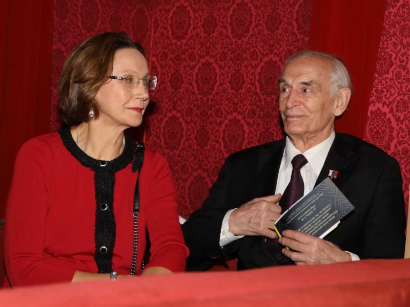 Плохой знак: убитая горем Купченко унесла с могилы Ланового ценную вещь