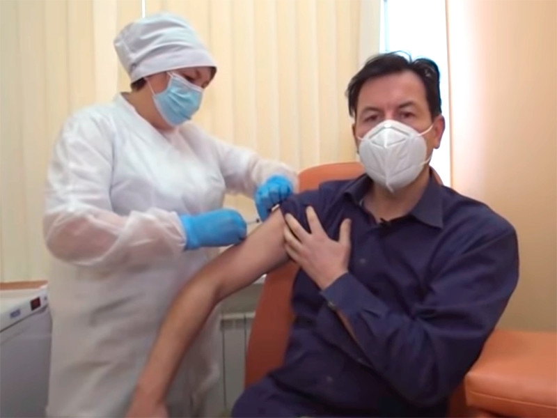 Журналист CNN Мэттью Чэнс привился от COVID-19 "Cпутник V", рассказав об уникальности российской вакцины (ВИДЕО)