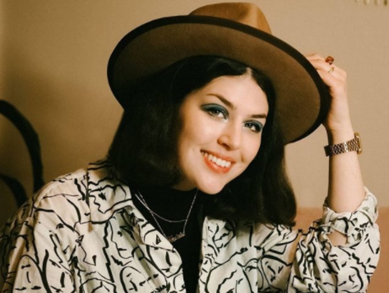 Интимные фото пышногрудой дочери Догилевой взбудоражили Сеть