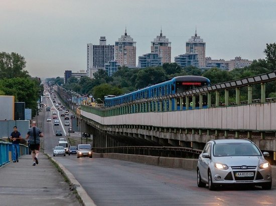 Кличко запретил жителям Киева ездить в транспорте без спецпропусков