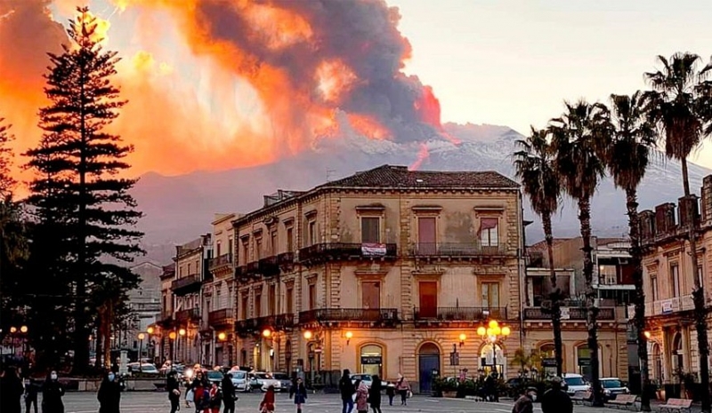 На Сицилии разбушевался вулкан Этна, однако полюбоваться им туристы не могут