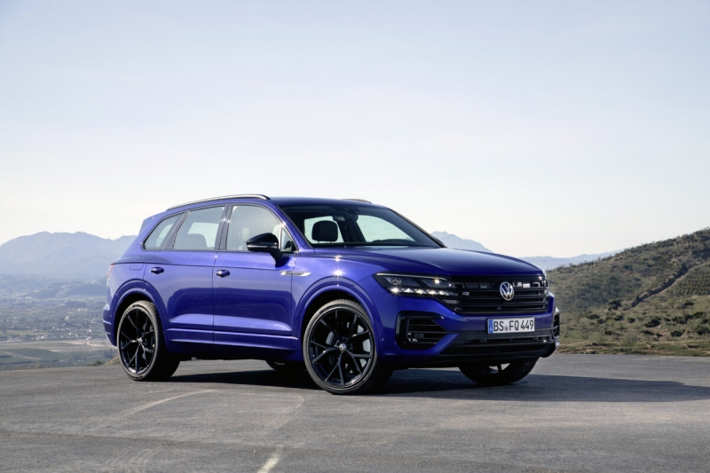Объявлены цены и оснащение Volkswagen Touareg R 2021