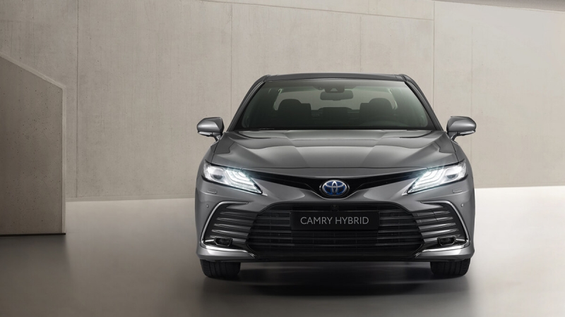 Озвучены комплектации и цены новой гибридной Toyota Camry 2021