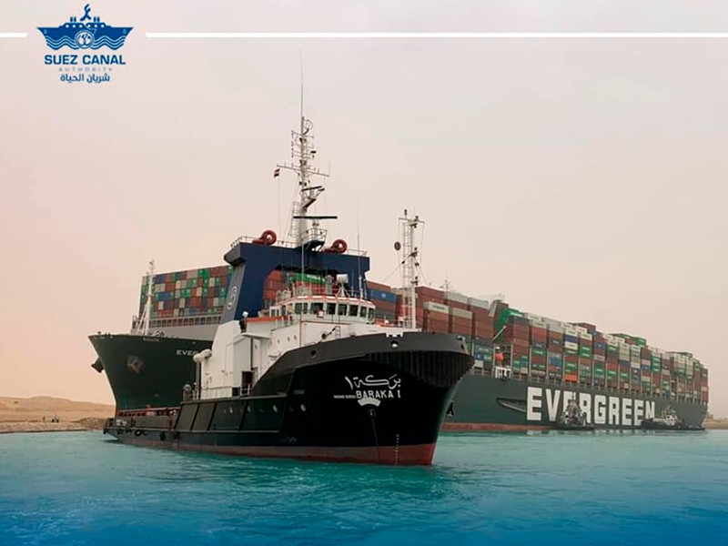 Севший на мель контейнеровоз заблокировал движение по Суэцкому каналу (ФОТО)