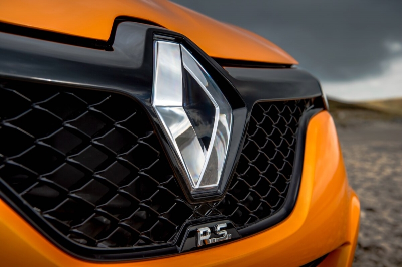 Вслед за Peugeot компания Renault меняет логотип: новые французские модели также будут в ретро-стиле