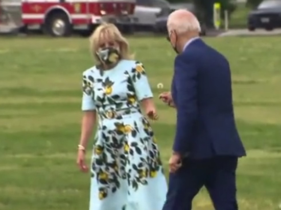 Байден подарил жене сорванный у ее ног одуванчик