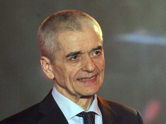 Онищенко заявил об опасности братаний в кинотеатрах из-за коронавируса