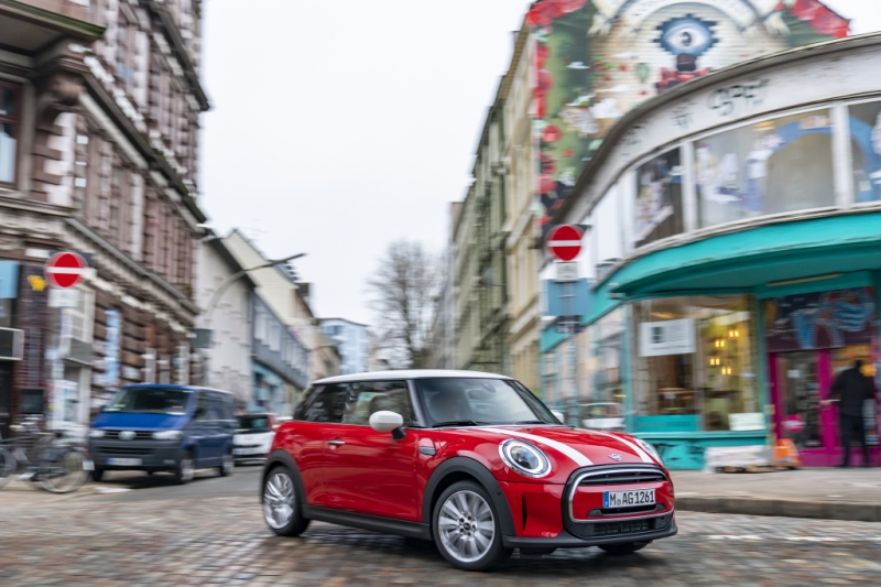 Появились первые шпионские фото нового поколения Mini Hatch 2023