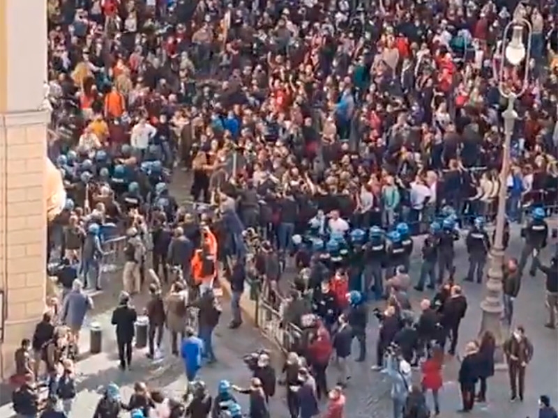 В Риме участники "антикарантинной" акции протеста пытались повторить "штурм Капитолия" (ФОТО, ВИДЕО)