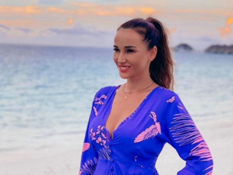 &laquo;Божественные формы&raquo;: Анфиса Чехова сняла бюстгальтер на пляже