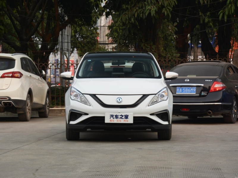 Dongfeng начал продажи нового седана Fengxing S50EV PLUS 2021