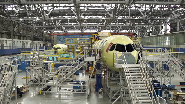 Мантуров: МС-21 с российским крылом поднимется в небо до конца года