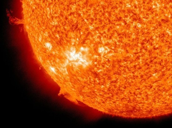 На Землю летит выброшенное Солнцем облако плазмы