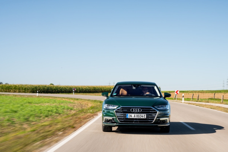 Тестовые прототипы Audi A8 2022 вновь замечены фотошпионами