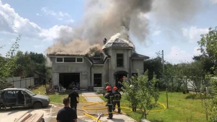 На Украине спортивный самолет рухнул на дом гандболистки