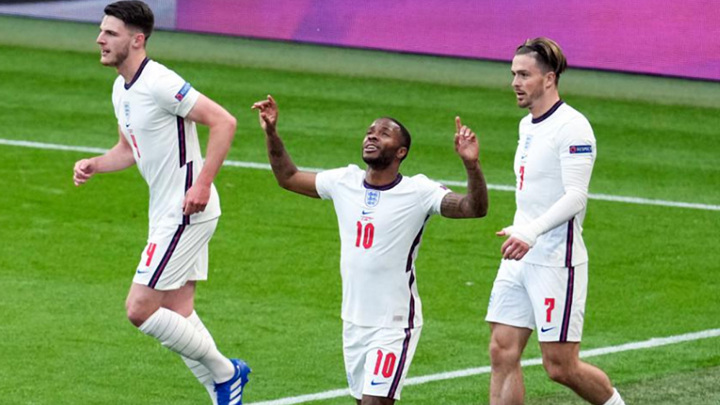 Стали известны стартовые составы сборных Англии и Дании