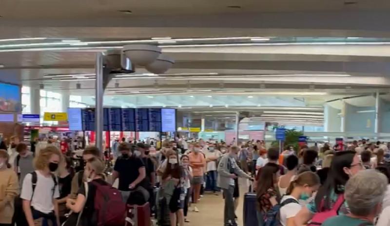 В Шереметьево образовались массовые очереди