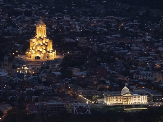 В Тбилиси проходит митинг после смерти избитого телеоператора