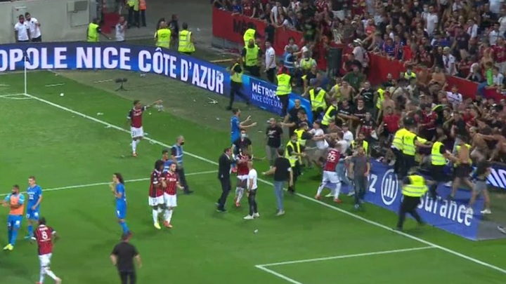 Фанаты устроили беспорядки во время матча чемпионата Франции