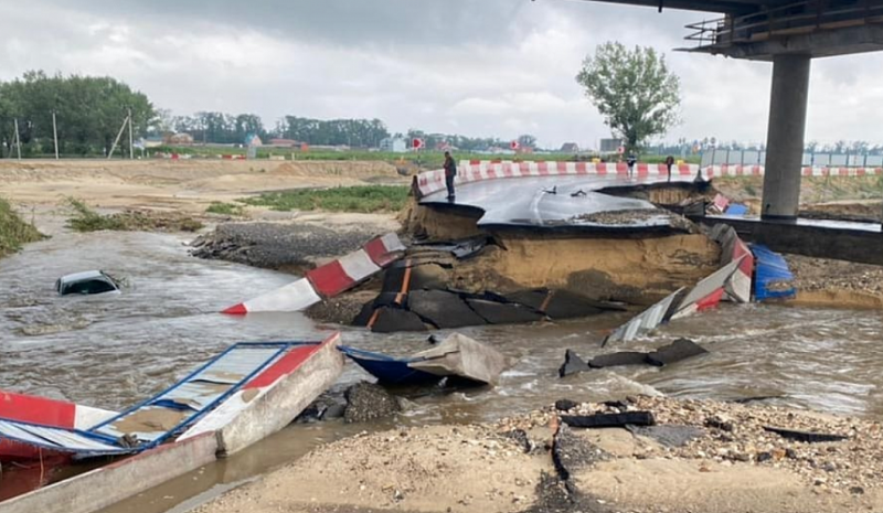 Многокилометровая пробка возникла из-за дождей на пути к аэропорту Анапы