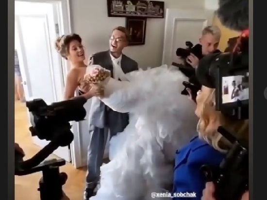 Моргенштерну на свадьбу подарили "Шрекмобиль" без мотора