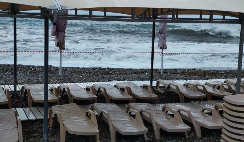 В Сочи из-за шторма и возможных смерчей закрыли все пляжи