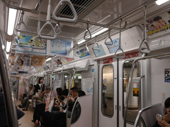 В Токио задержали напавшего с ножом на пассажиров поезда мужчину