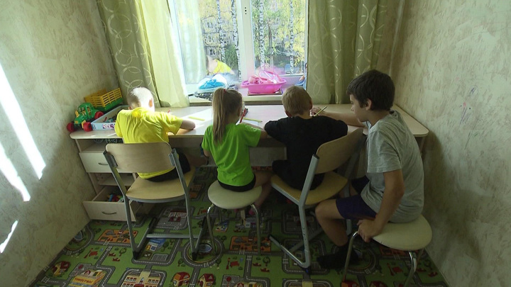 Детские деньги: как россияне "спонсируют" своих чад