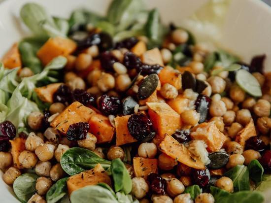 Названа добавка к утренней овсянке, которая сделает живот плоским