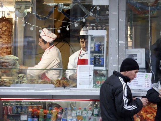 Россиянам дали советы по выбору безопасной шаурмы