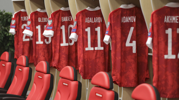 Российские футболисты сыграют в красной форме против словенцев