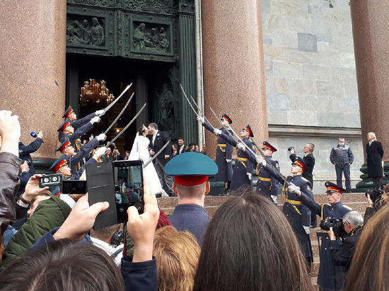 Шойгу наказал военных, отправивших почетный караул на венчание потомка Романовых