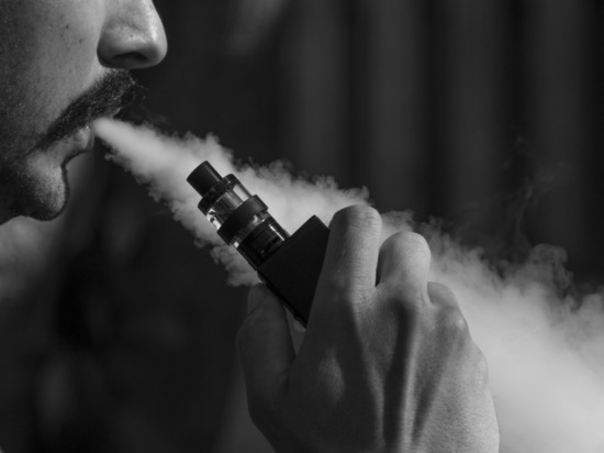 Сенатор-врач выступил против потребления вейпов молодежью