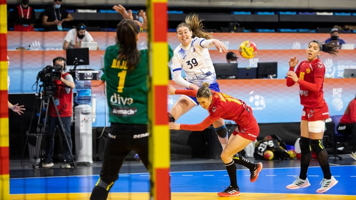 Российские гандболистки обыграли черногорок на чемпионате мира