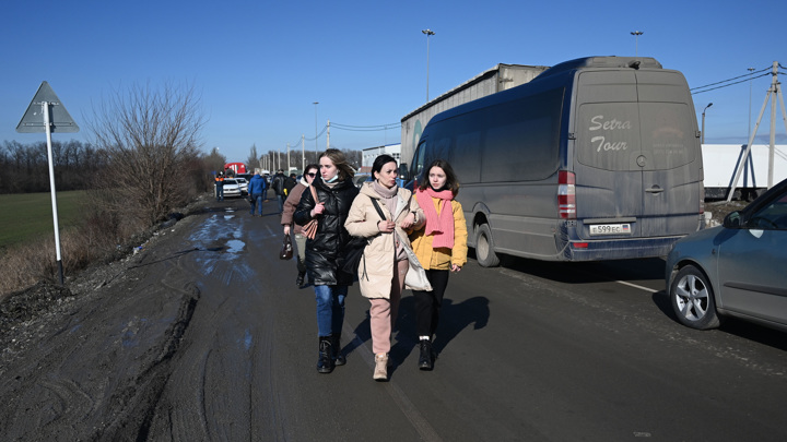 Первые беженцы получили обещанные выплаты