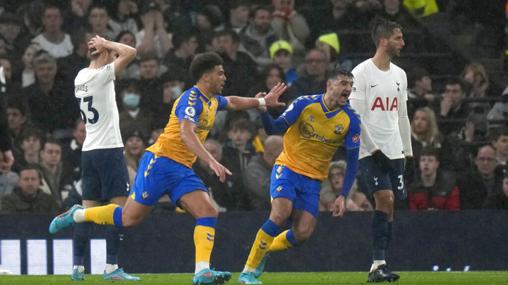 "Тоттенхэм" уступил "Саутгемптону" в чемпионате Англии