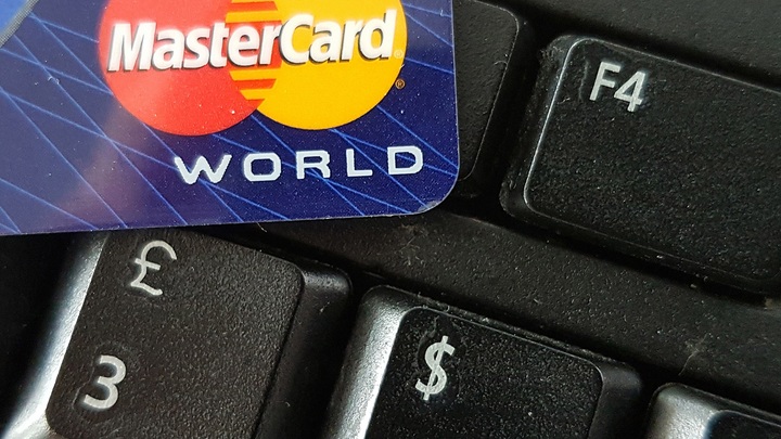 Банки перевыпустят истекшие карты Visa и Mastercard с заменой на систему "Мир"