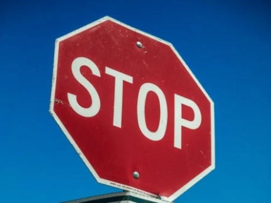 Компания Adidas приостанавливает работу в России