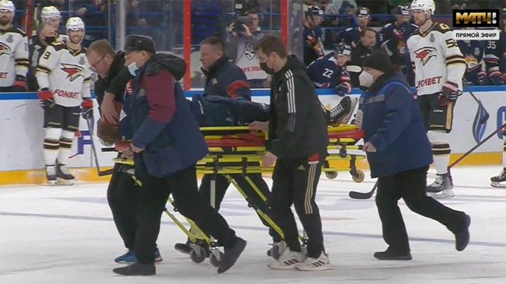 Шайбой в лицо. Защитник "Металлурга" принял бросок на себя