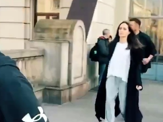 Появилось видео Анджелины Джоли, бегущей в бомбоубежище во Львове