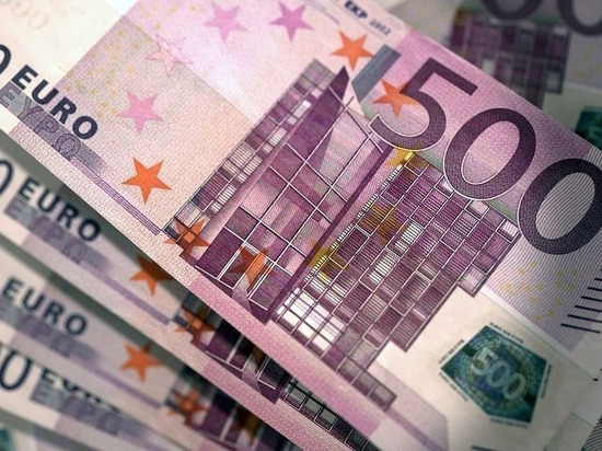 Официальные курсы доллара и евро выросли