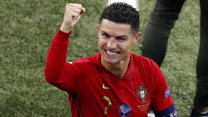 Португалия благодаря дублю Роналду разгромила Швейцарию