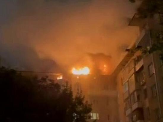 На Ленинском проспекте горит жилой дом