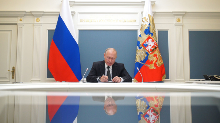 Путин подписал закон об индексации военных пенсий