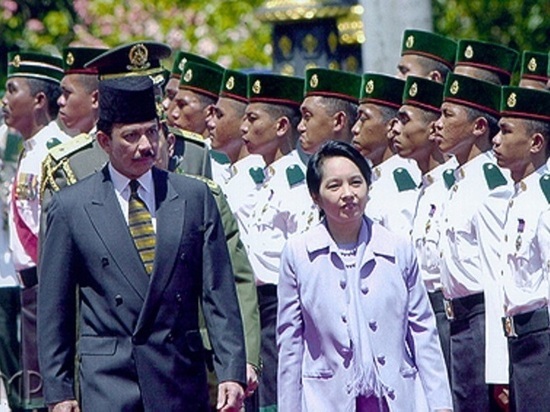 Статус "самого долгоправящего" среди живущих монархов перешел к султану Брунея