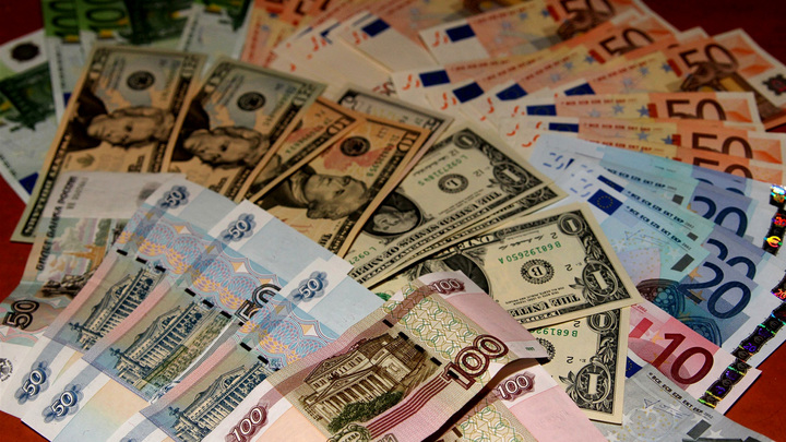 Евро подорожал на Мосбирже до 72 рублей, доллар &ndash; до 68 рублей