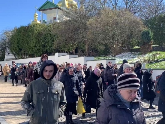 К стенам Киево-Печерской лавры силовики подогнали автозаки