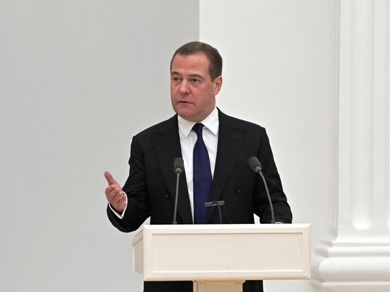 Медведев призвал американцев вступить в бой и вернуть себе страну