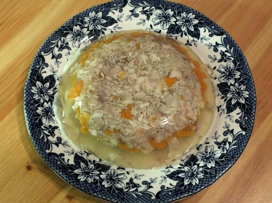 Женщина из Воронежа нашла зубы в покупном холодце